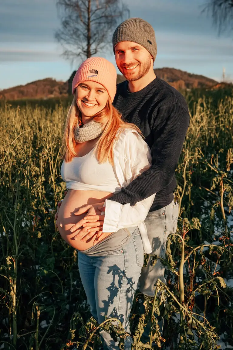Babybauch im Feld